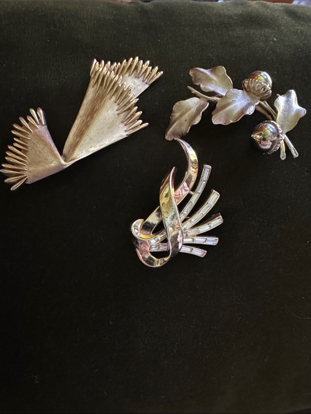 Women’s Vintage Signed Bundle of 3 Gold-Tone Floral & Ribbon Brooch Set